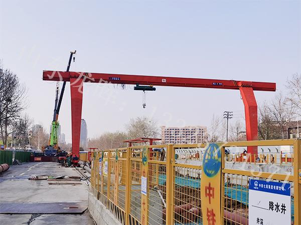 山東濰坊門式起重機(jī)銷售廠家20噸室外場(chǎng)地用