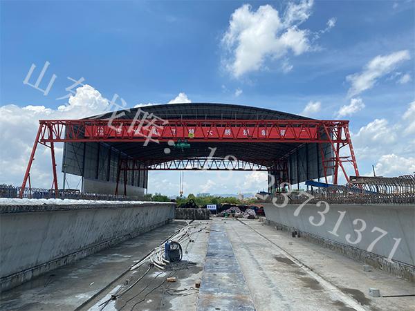 山東東營(yíng)門(mén)式起重機(jī)銷(xiāo)售廠家120噸龍門(mén)吊安裝