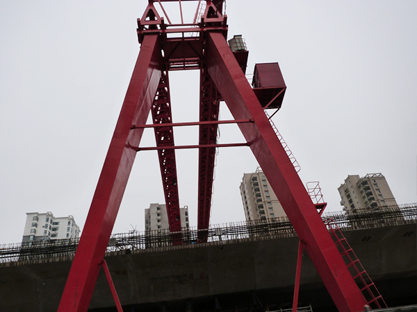 介紹雙梁龍門(mén)吊上常見(jiàn)的超載限位器種類(lèi)及其具體作用